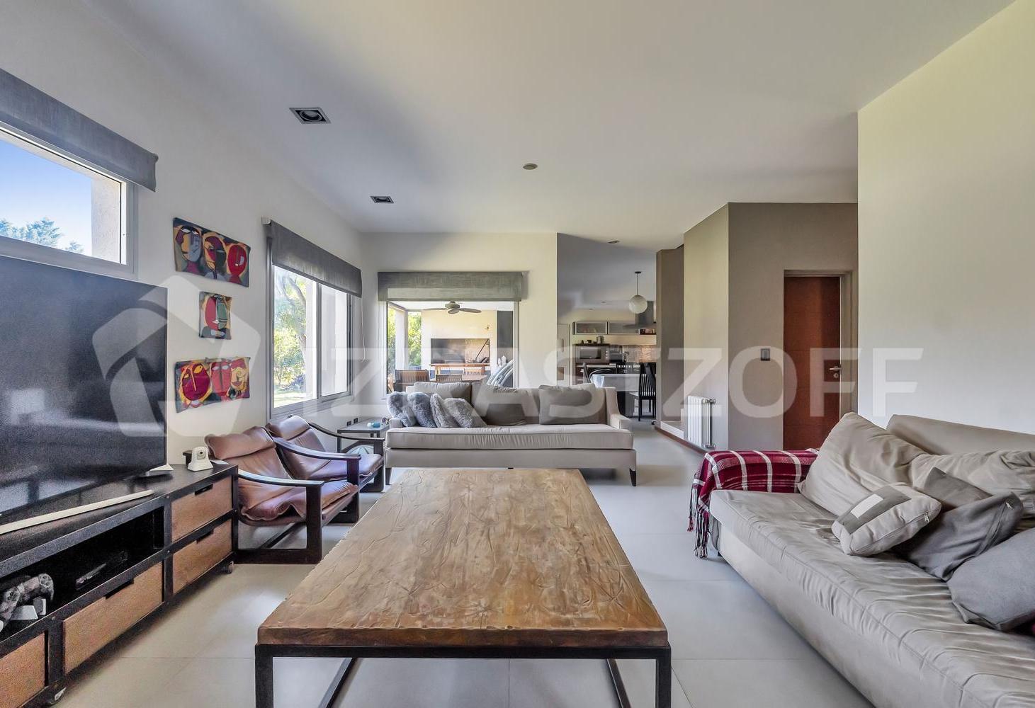 Casa en venta, 4 dorm., escritorio y jardín con pileta.