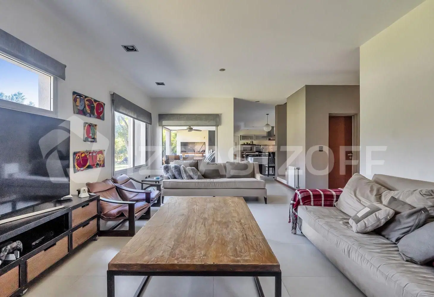 Casa en venta, 4 dorm., escritorio y jardín con pileta. 2