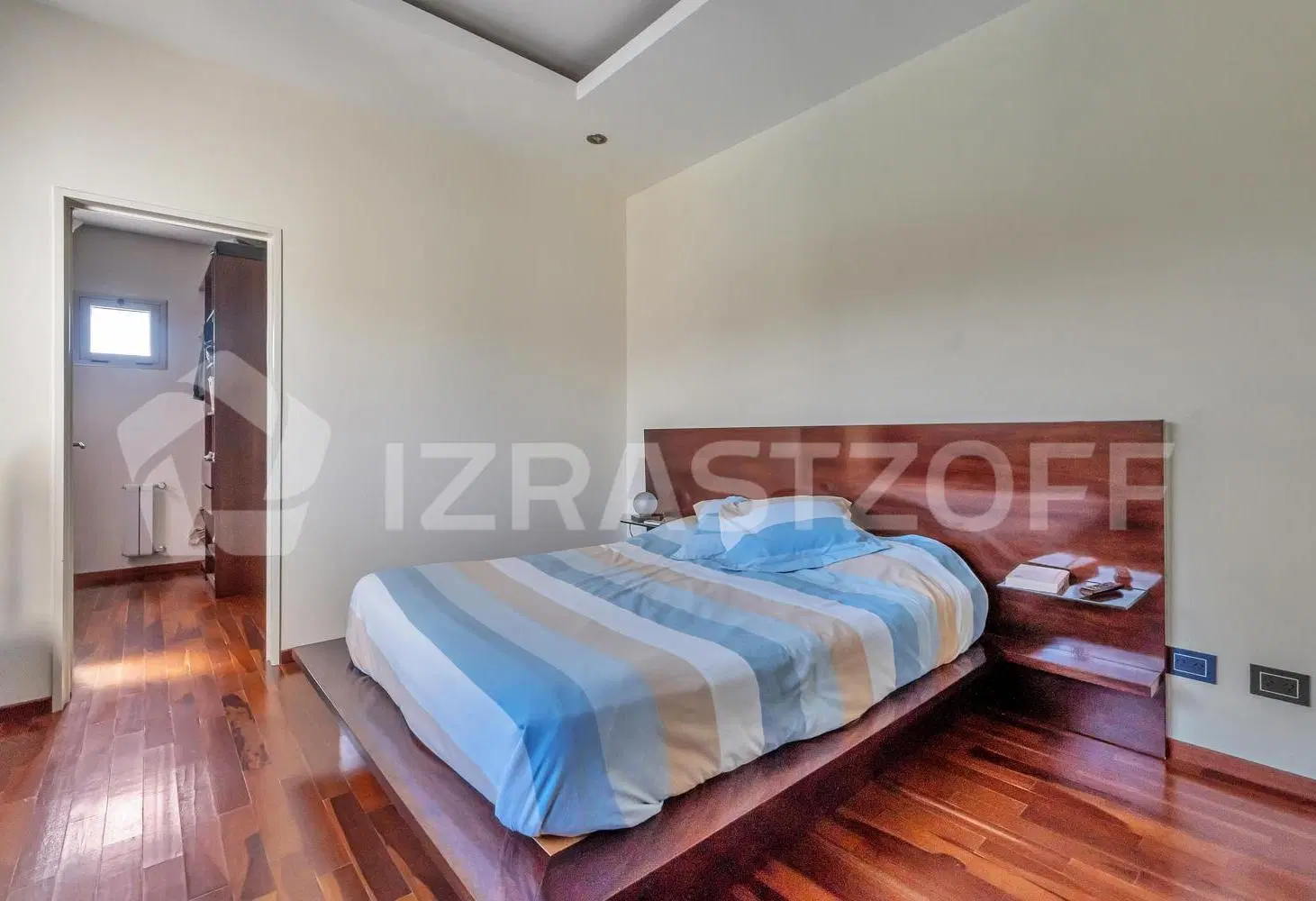 Casa en venta, 4 dorm., escritorio y jardín con pileta. 5