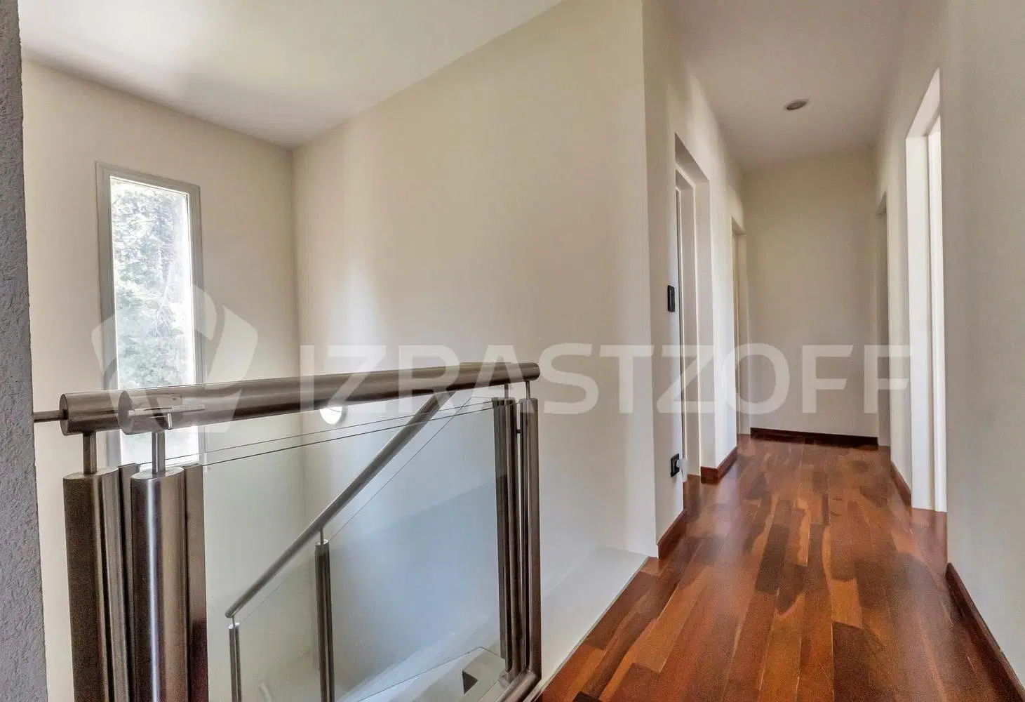 Casa en venta, 4 dorm., escritorio y jardín con pileta. 1