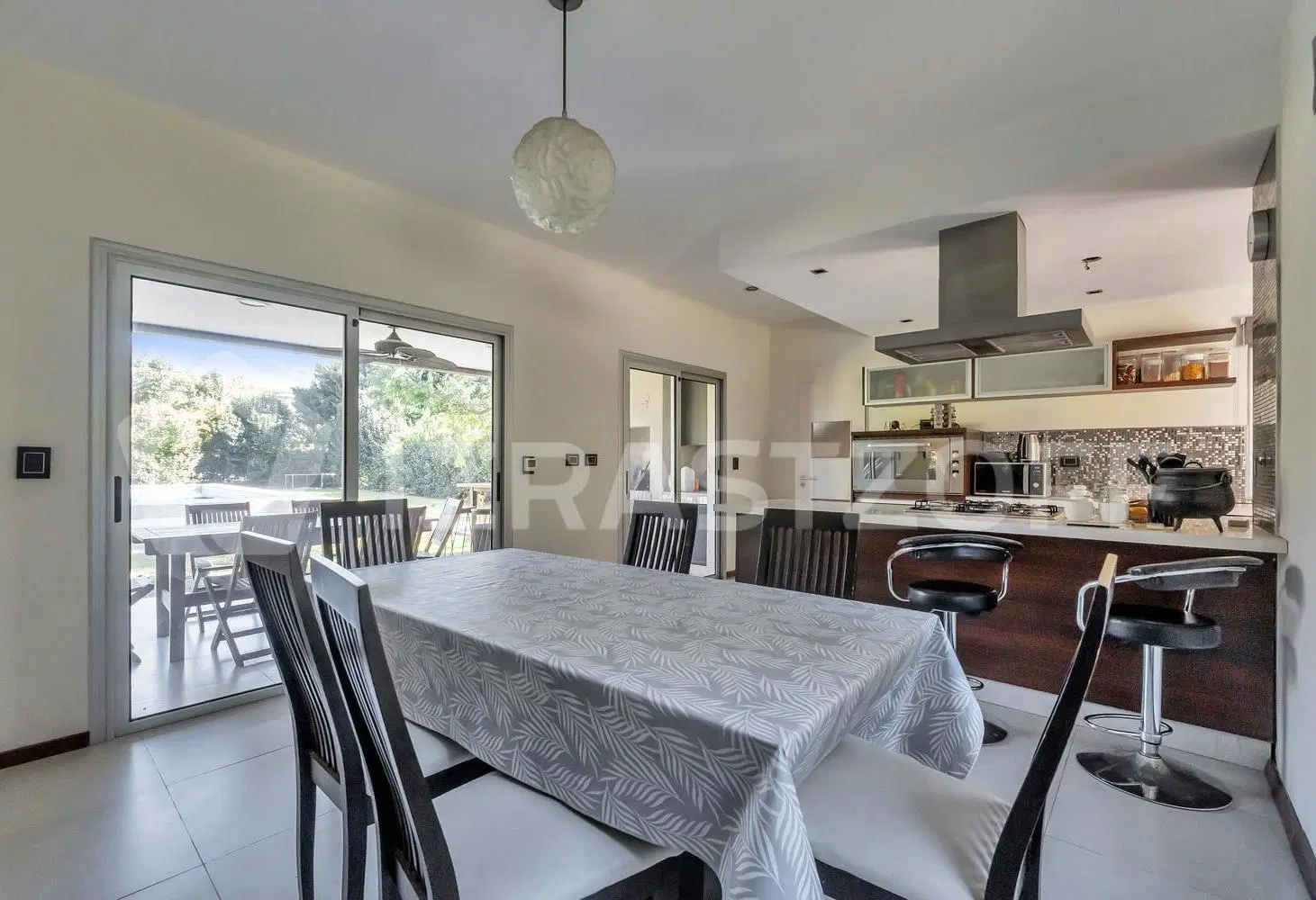 Casa en venta, 4 dorm., escritorio y jardín con pileta. 8