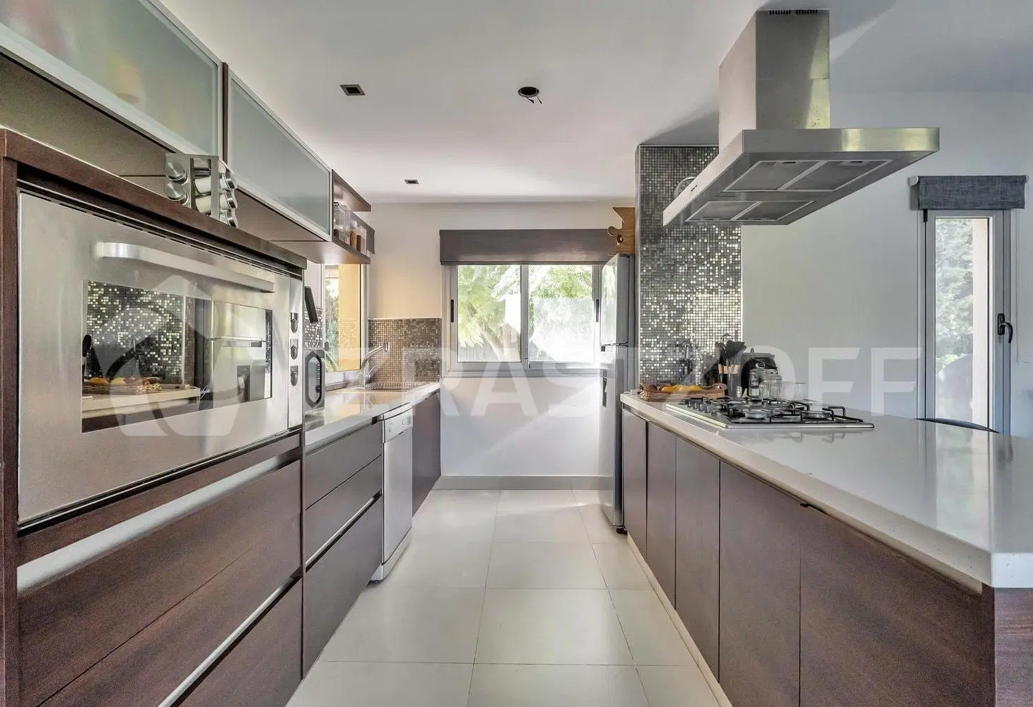 Casa en venta, 4 dorm., escritorio y jardín con pileta. 3