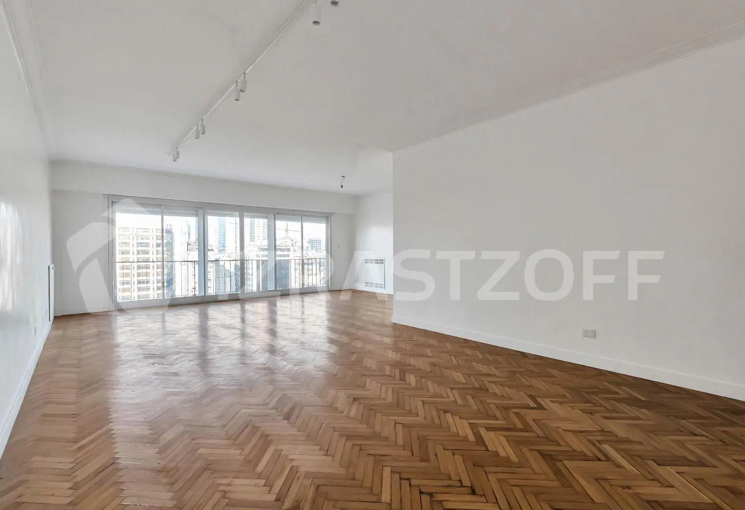 Departamento de 4 ambientes en venta en Retiro, piso alto con balcón, vista abierta, luminoso. 4