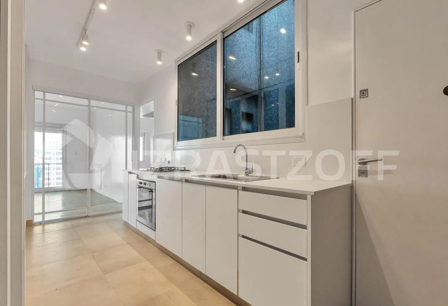 Departamento de 4 ambientes en venta en Retiro, piso alto con balcón, vista abierta, luminoso. 3