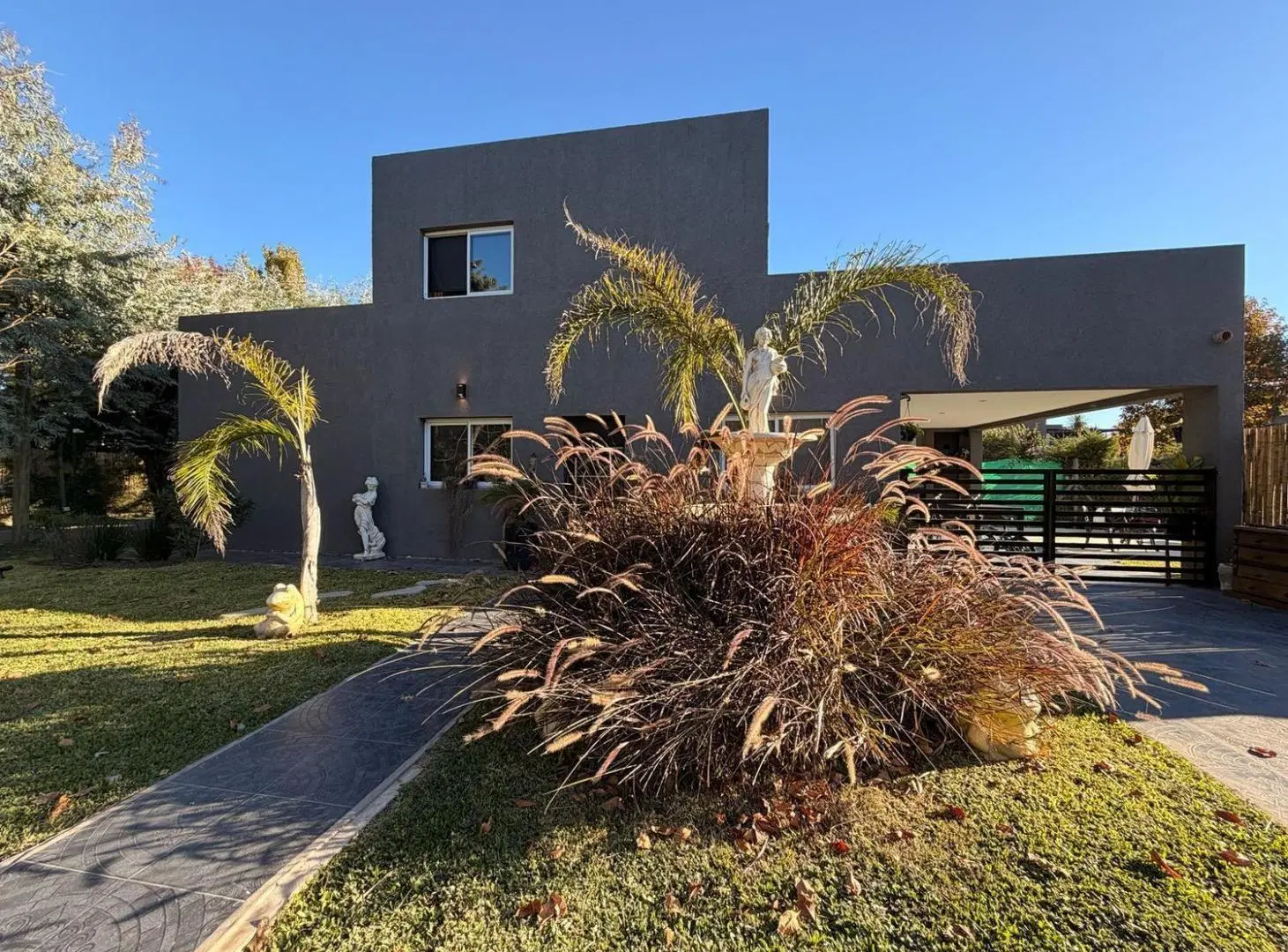 Casa moderna con tres dormitorios y pileta 3