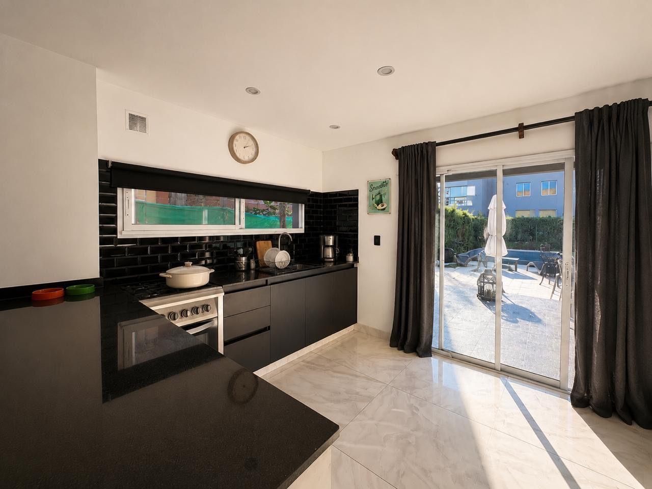 Casa moderna con tres dormitorios y pileta