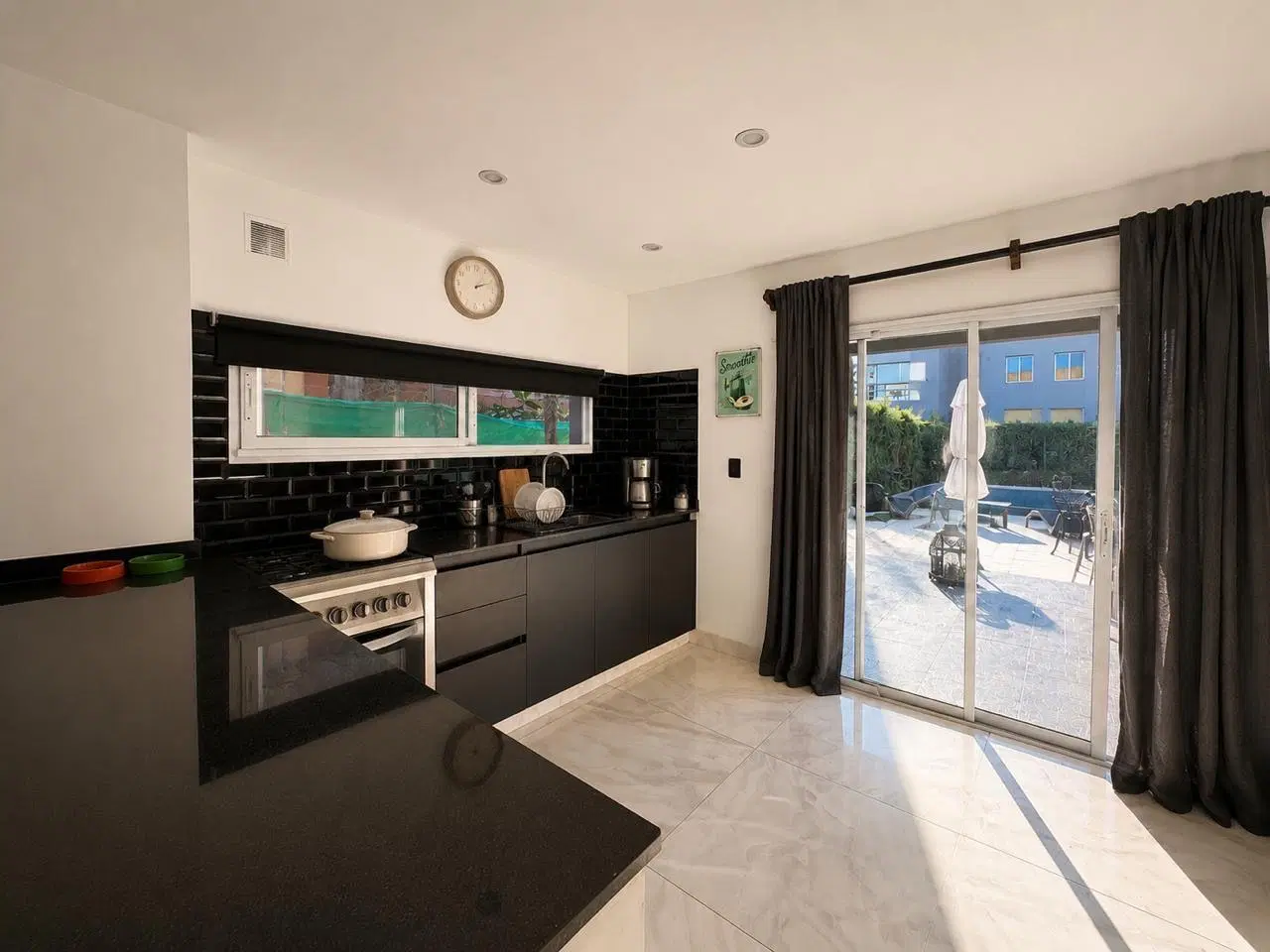 Casa moderna con tres dormitorios y pileta 1