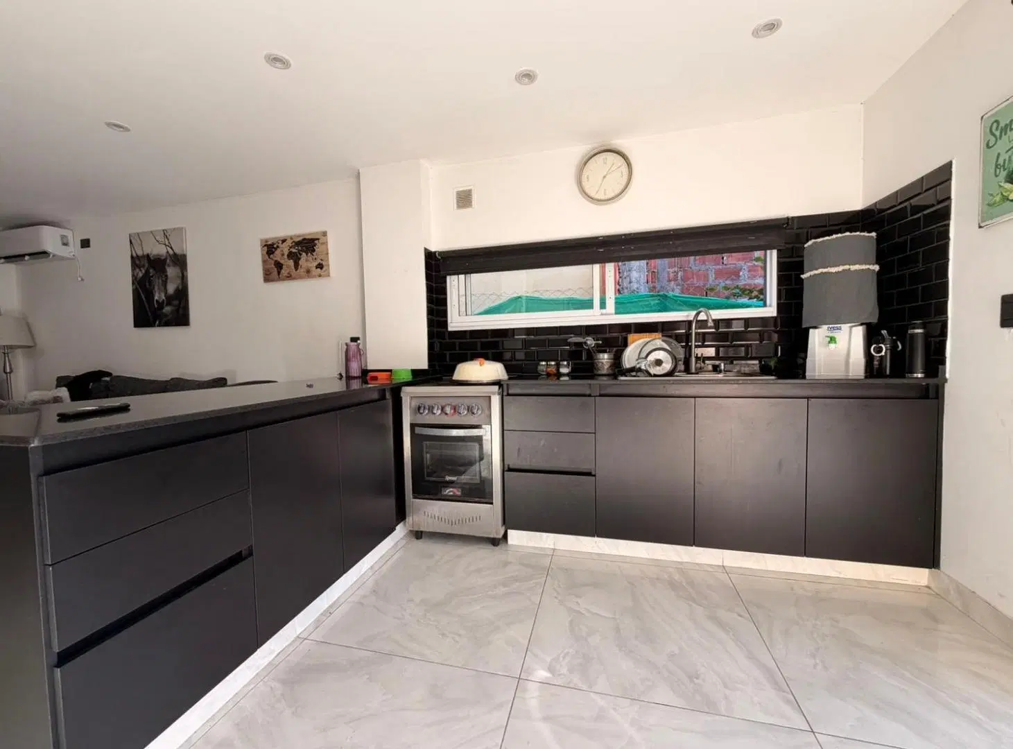 Casa moderna con tres dormitorios y pileta 2