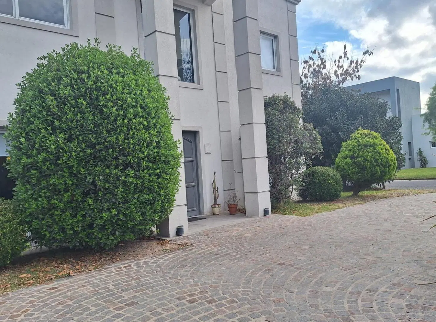 Casa de 5 ambientes a la venta sobre lote central 5
