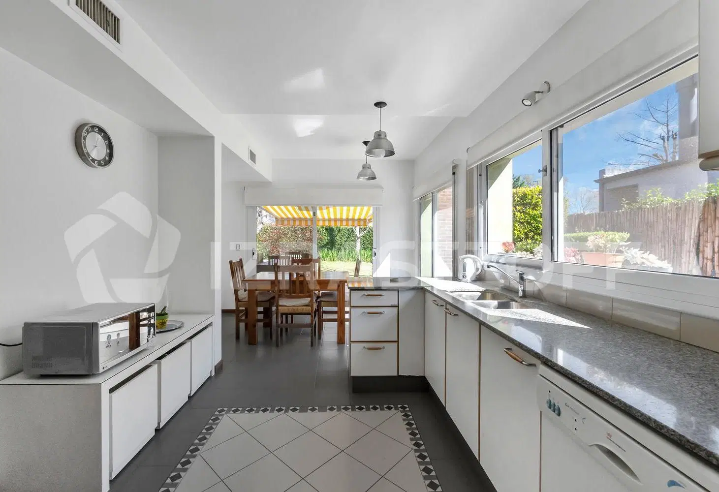 Casa en venta en La Delfina, suite en planta baja, 4 cuartos y escritorio - OPORTUNIDAD 4