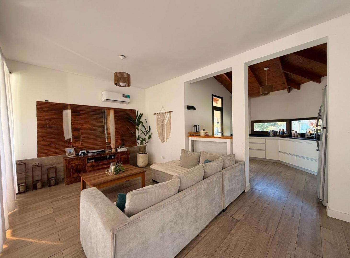 Casa en una planta en lote central