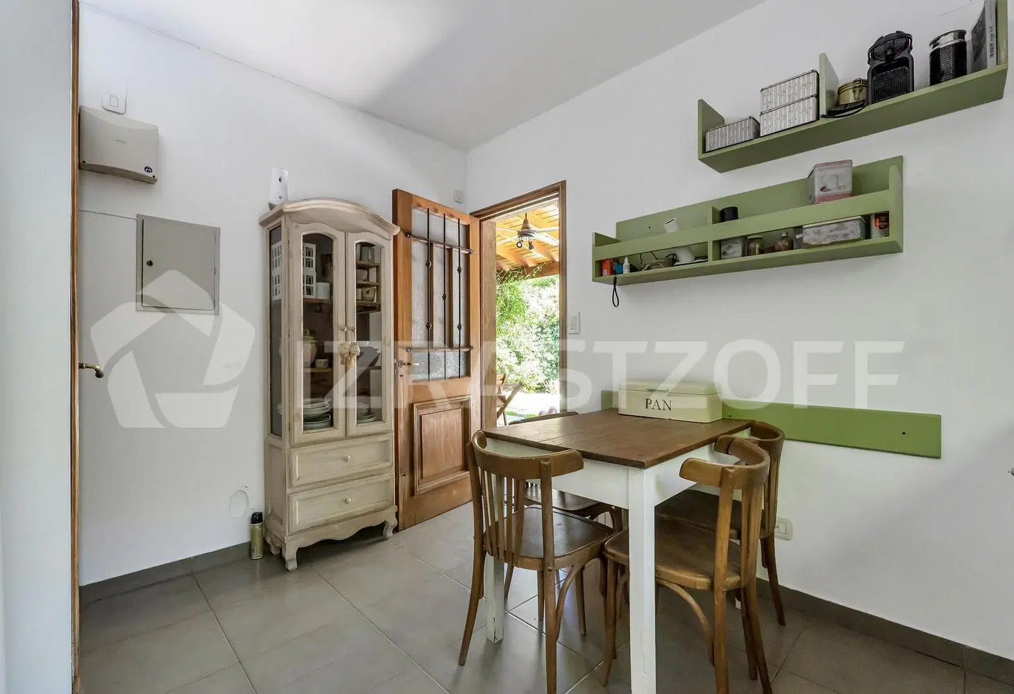 Oportunidad. Casa con gran lote en Las Orquideas - RESERVADA 1