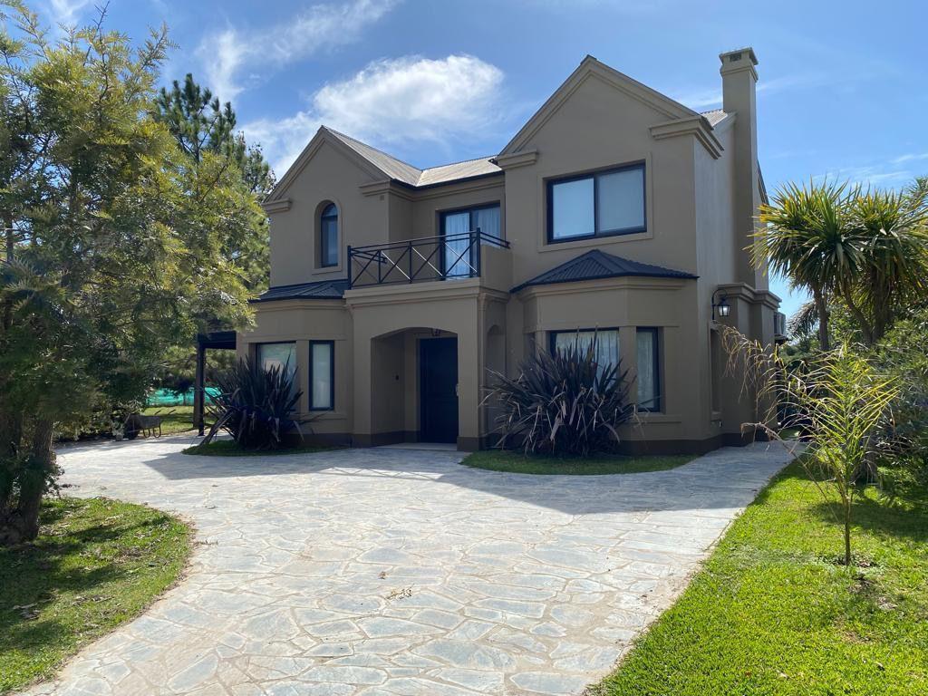 Casa venta en lote central con renta hasta Febrero '27
