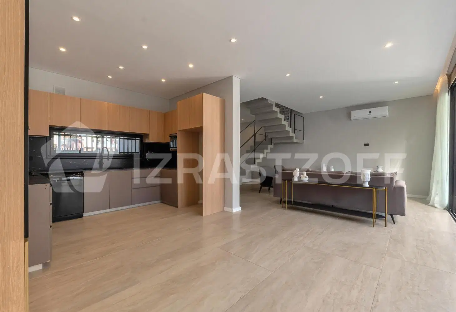 Casa en Venta/Alquiler a Estrenar en Olivos. 5 dormitorios Jardín. Terraza. 8