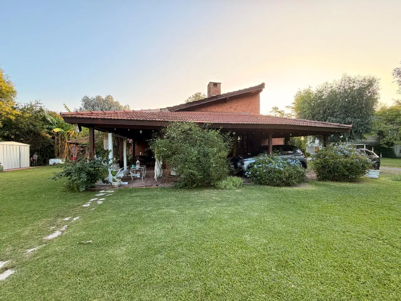 Casa sobre lote central en CC Larena 1