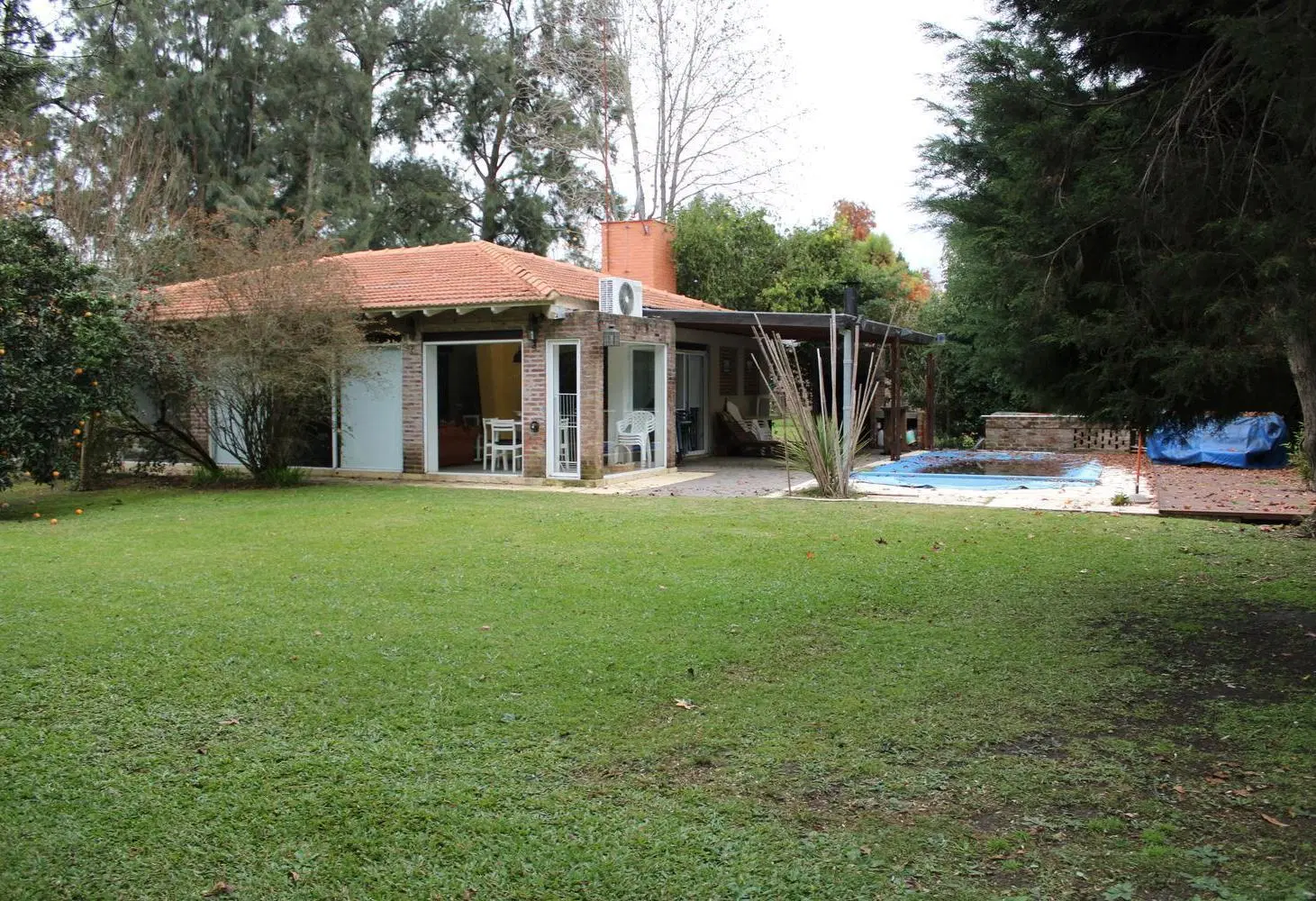Venta, Casa 4 ambientes, Larena Country Club, luminosa, amplio jardín. 3