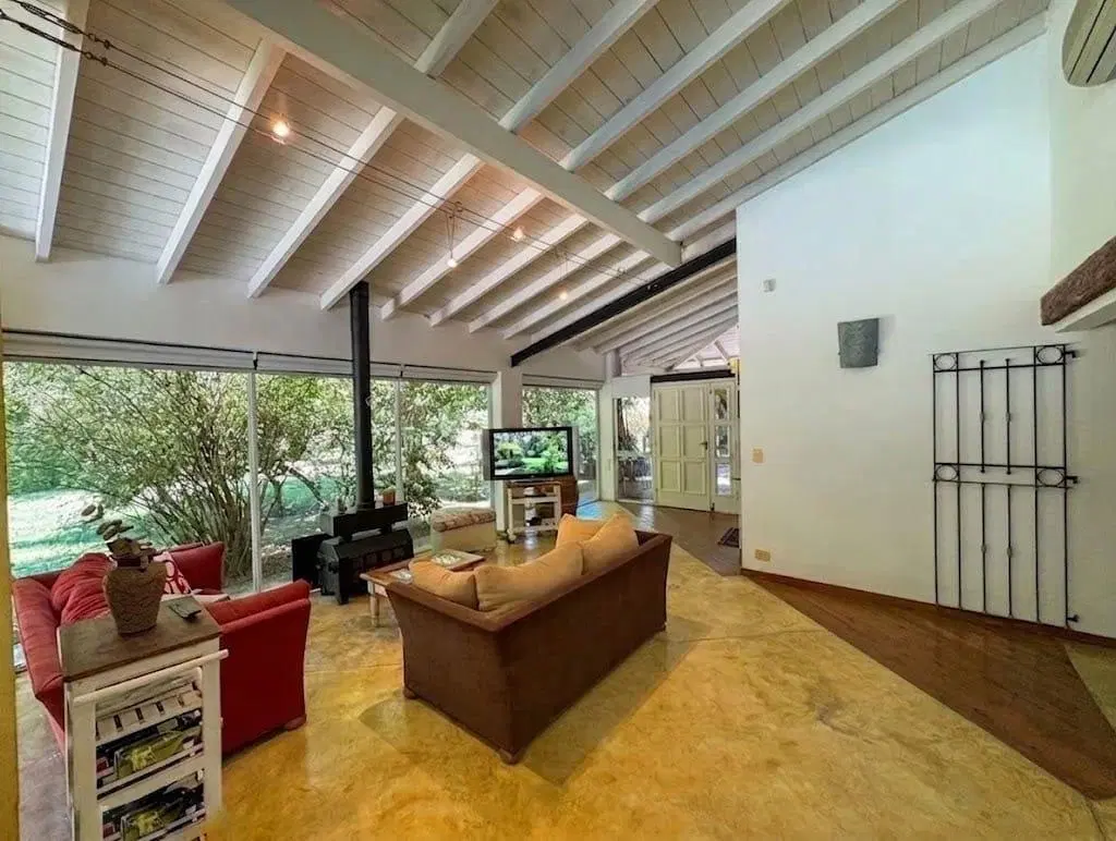 Venta, Casa 4 ambientes, Larena Country Club, luminosa, amplio jardín. 2