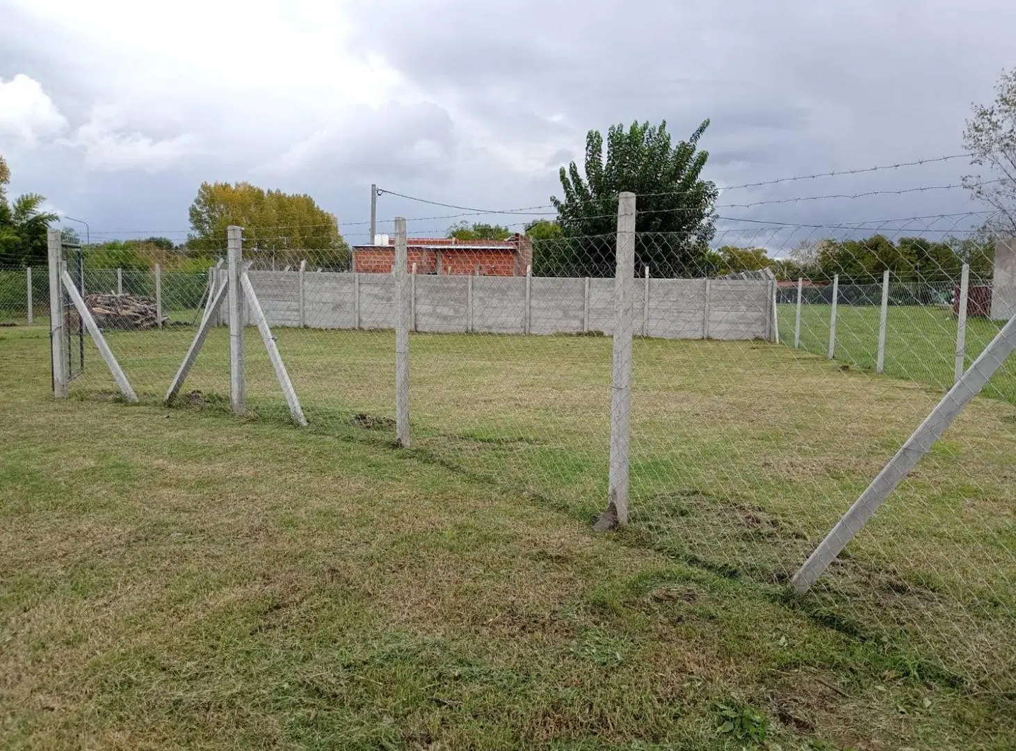Terreno central en barrio abierto a la venta sin expensas 3