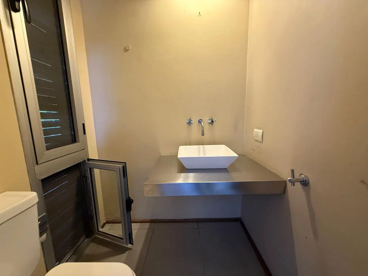 Casa en venta. Las Glorietas,Nordelta. Lote interno. 3