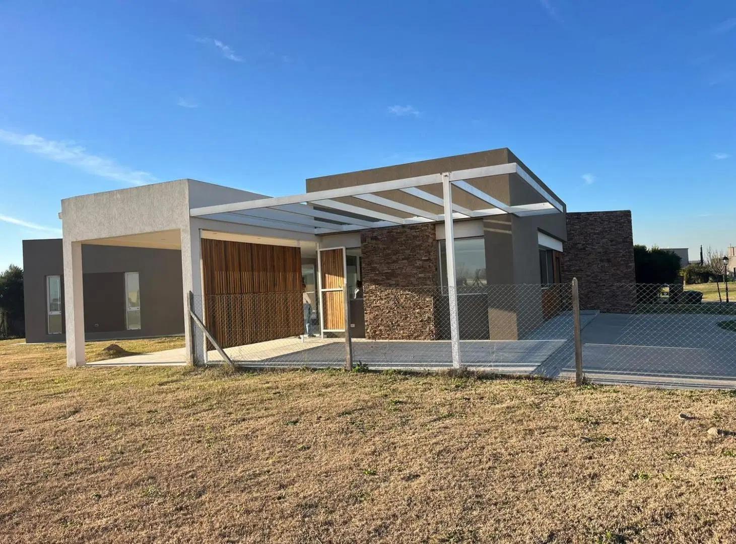 Casa En venta 4 ambientes con jardin y parrilla 2