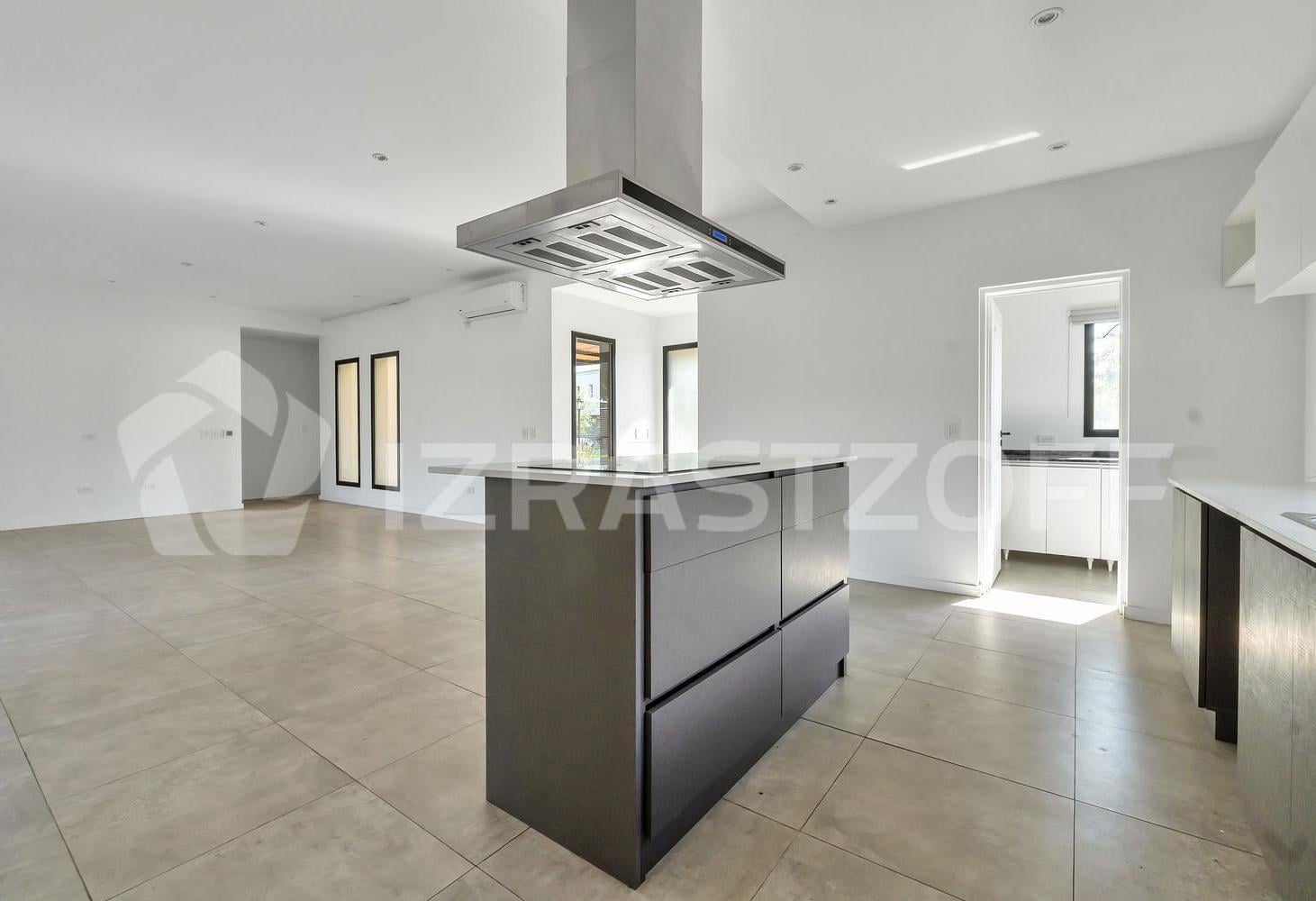 Foto de Casa EN ALQUILER ANUAL en Santo Tomás en lote central al área verde del, imagen 2