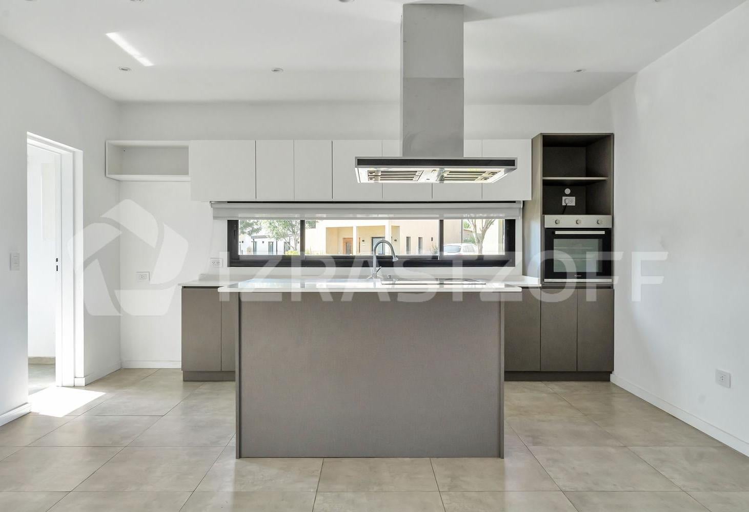 Foto de Casa EN ALQUILER ANUAL en Santo Tomás en lote central al área verde del, imagen 1