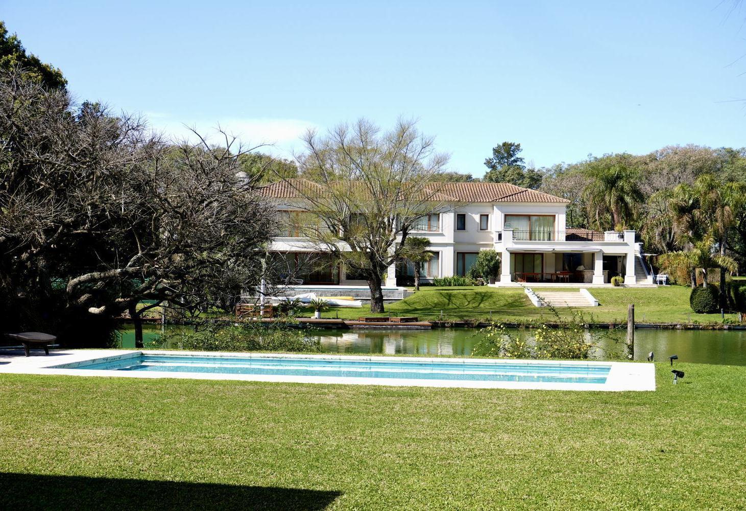 Casa en venta con costa a la laguna en Santa Bárbara, 4 suites, 1 en p.b, ascensor