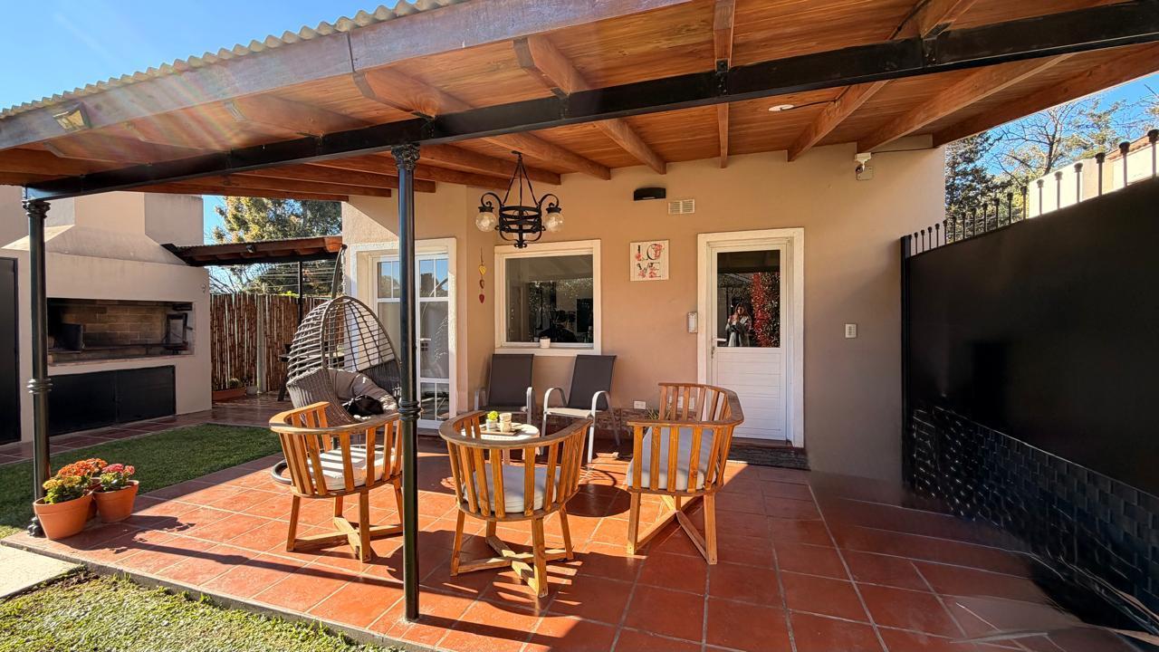 Foto de Casa en venta con piscina en barrio cerrado sin expensas, imagen 4