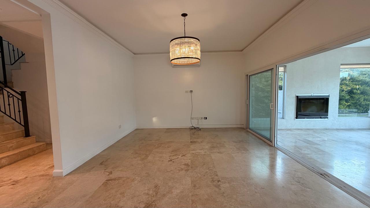 Foto de Casa en ALQUILER ANUAL Ayres Plaza -Tres plantas, imagen 2