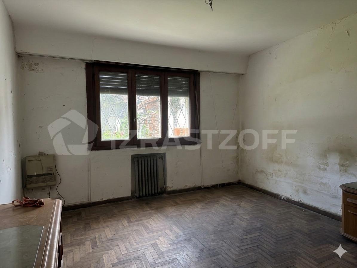 Foto de Venta Chalet/PH 7 amb a refaccionar c/cochera, pileta/parrilla/jardin, imagen 3