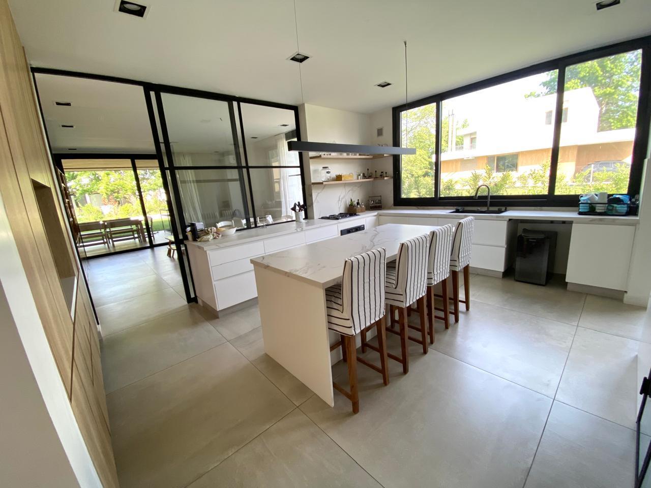 Foto de Casa en alquiler temporario en Azzurra, Pilar 4 dorm, jardin y pileta, imagen 5