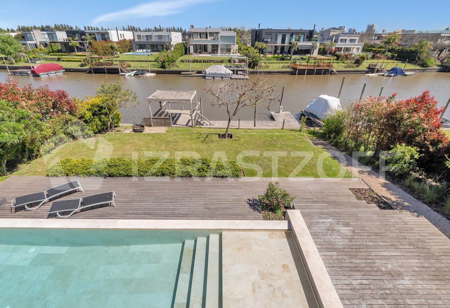 Foto de Casa con diseño de autor en venta con salida al río en Barrio Náutico, imagen 2