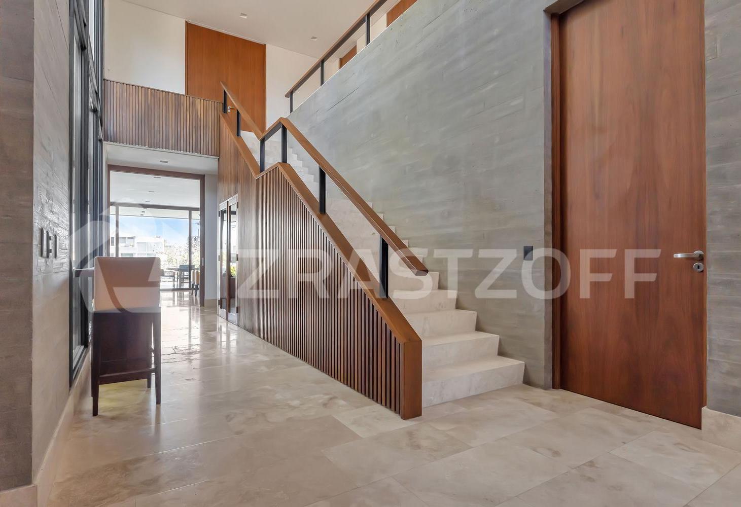 Foto de Casa con diseño de autor en venta con salida al río en Barrio Náutico, imagen 1