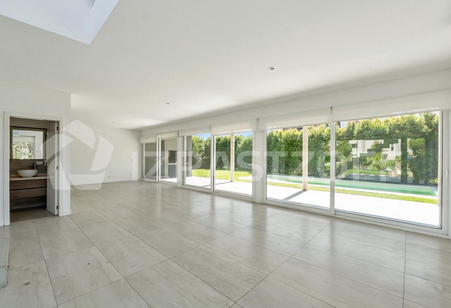 Foto de Casa en ALQUILER ANUAL sobre lote central en Ayres Plaza, imagen 3