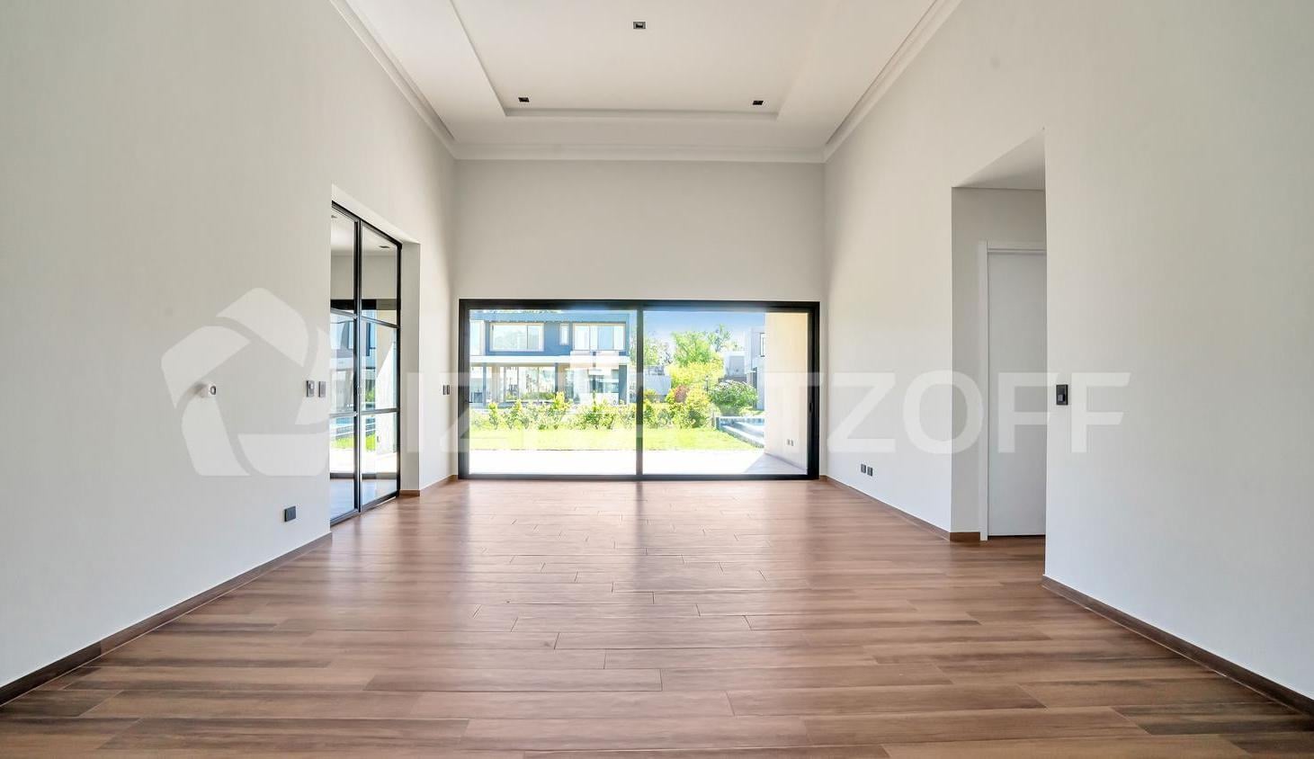 Foto de Casa con construcción de excelencia y gran distribución en una planta, imagen 1