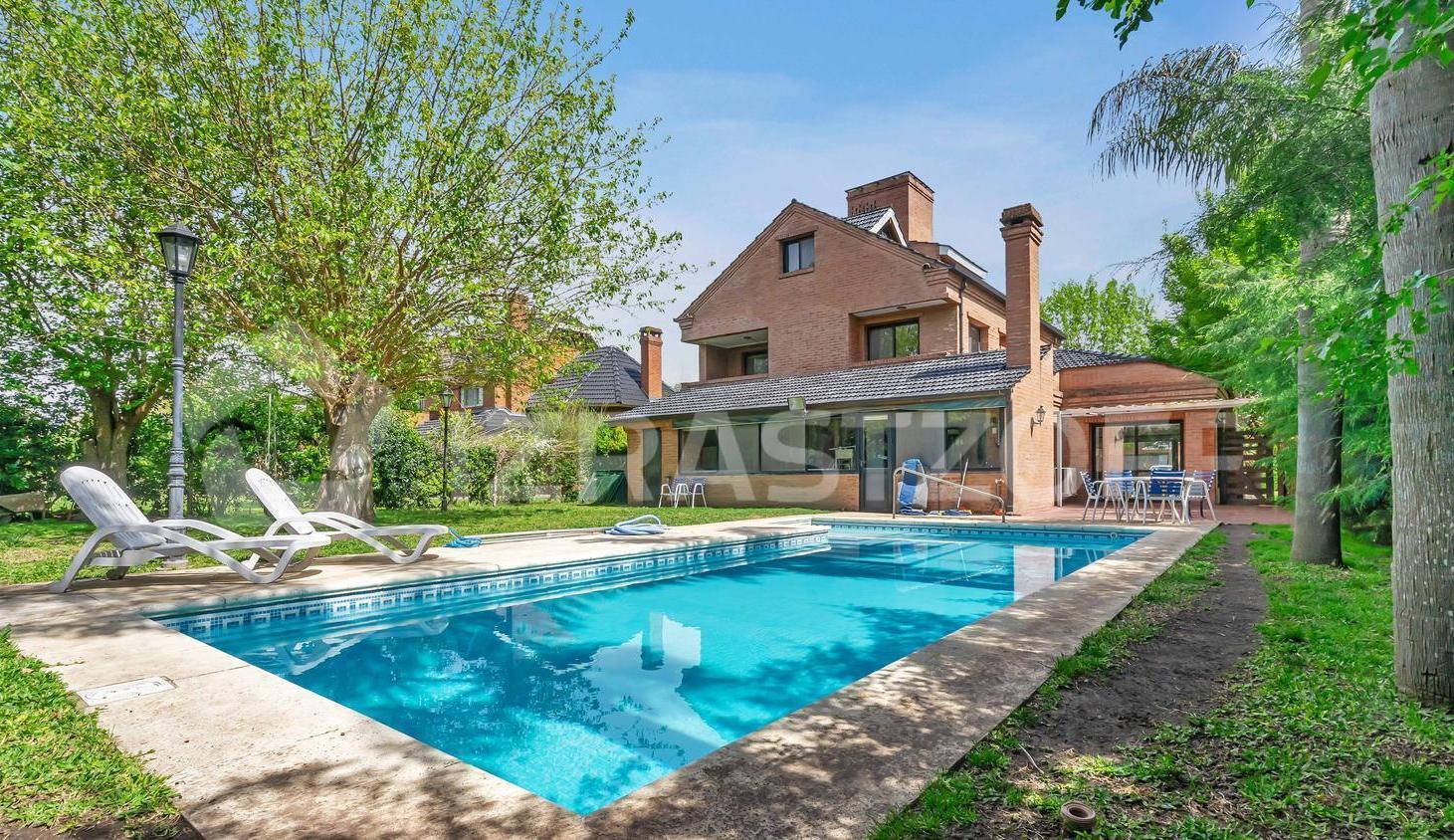 Foto de Casa en La Delfina, 5 dor, galería cerrada, jardín y pileta, imagen 1