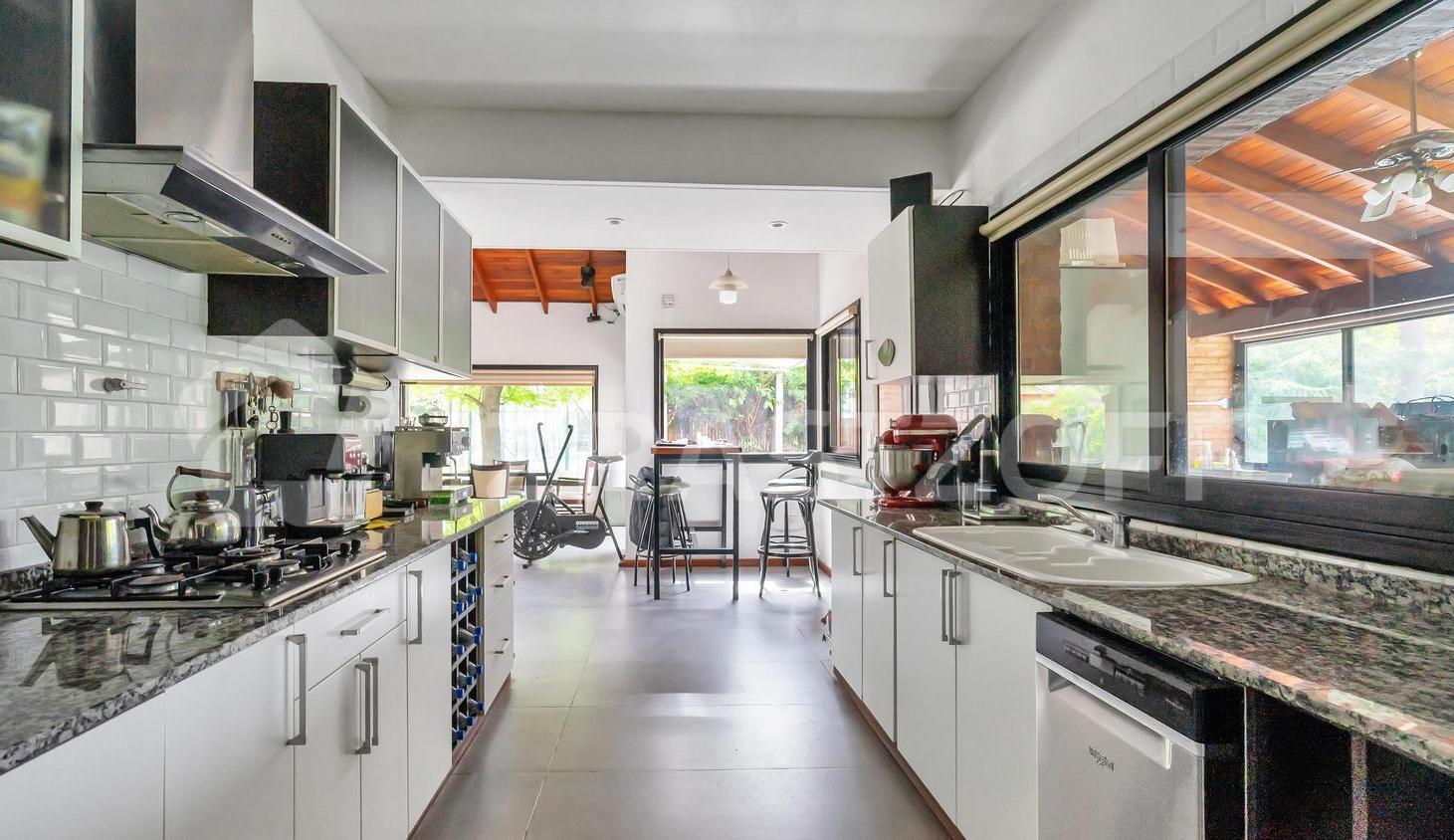 Foto de Casa en La Delfina, 5 dor, galería cerrada, jardín y pileta, imagen 5