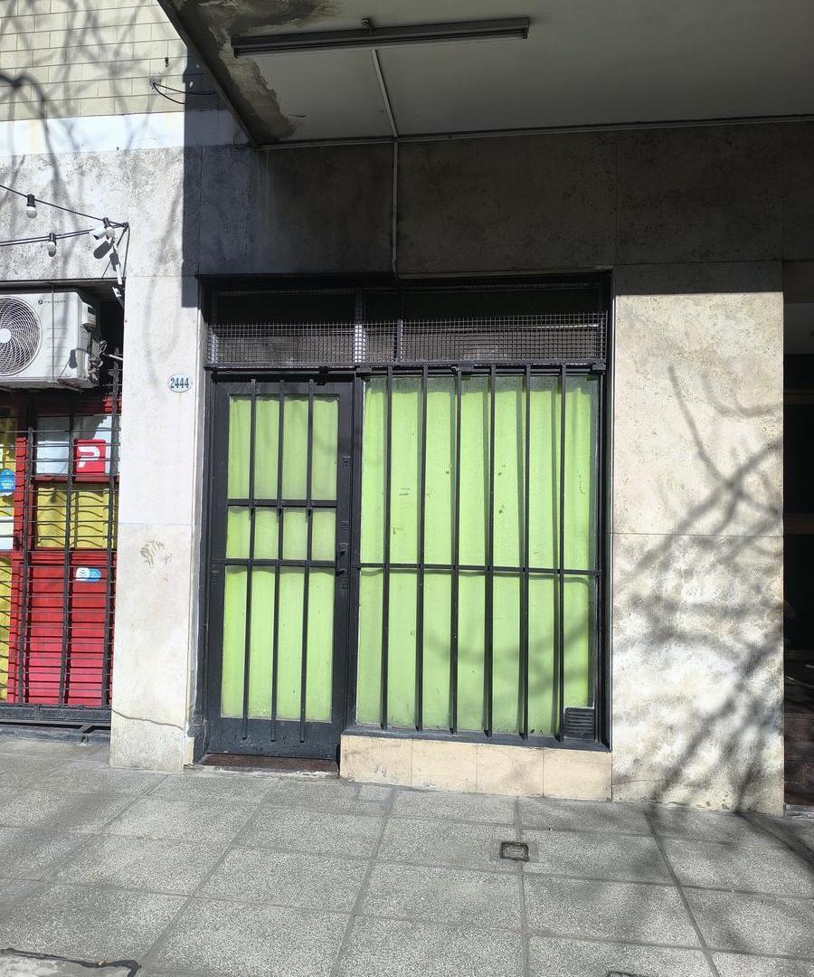Foto de Local Comercial de 30 m2 en Parque Patricios con mucho potencial, imagen 2