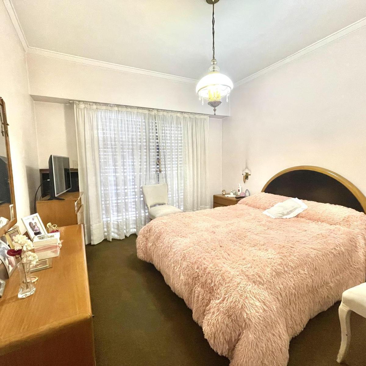 Casa 5 ambientes en Venta en Banfield Oeste con jardín y deposito/galpón en planta baja