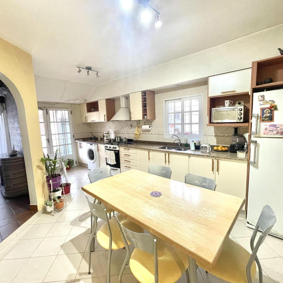 Foto de Casa 5 ambientes en Venta en Banfield Oeste con jardín y, imagen 3