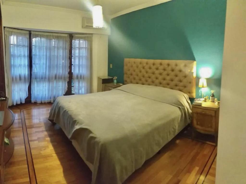 Foto de Casa 5 ambientes con pileta - Banfield Este, imagen 2