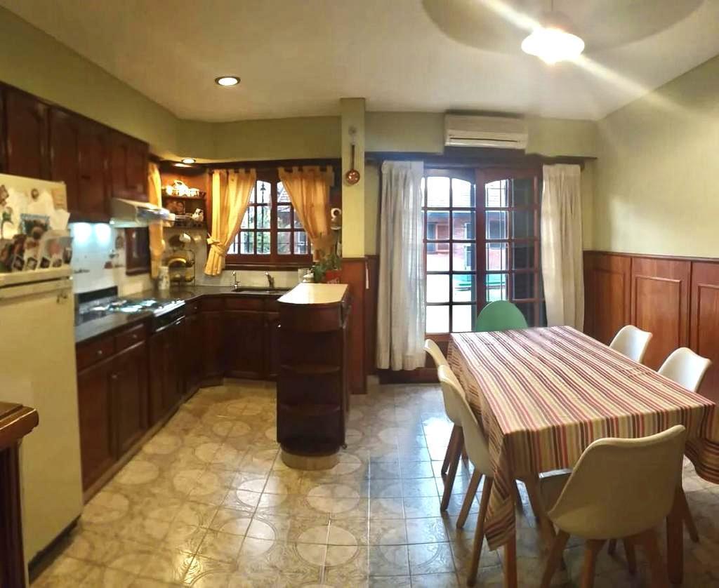 Casa 5 ambientes con pileta - Banfield Este