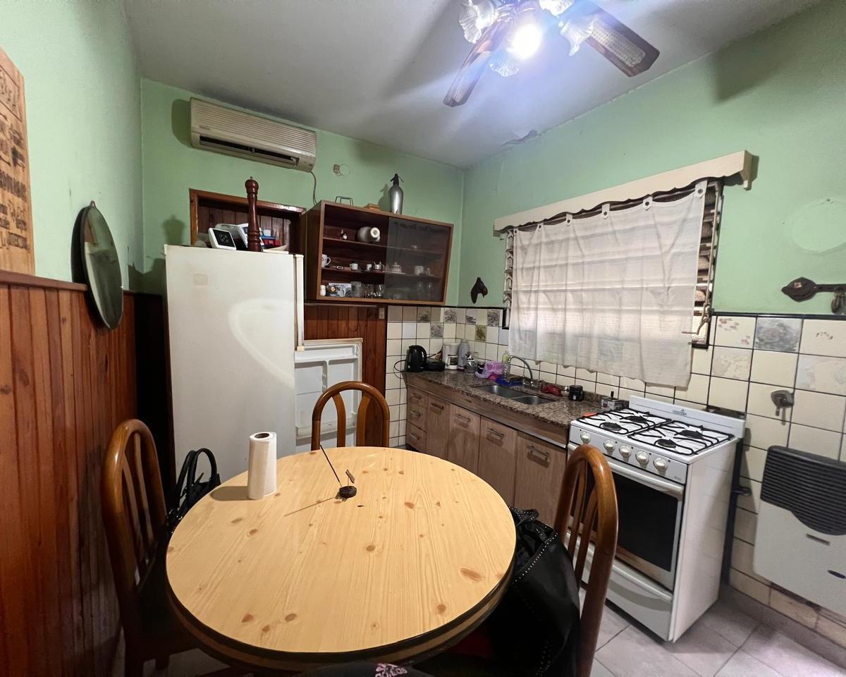 Casa y departamento EN LOTE PROPIO – Ideal dos familias o renta.