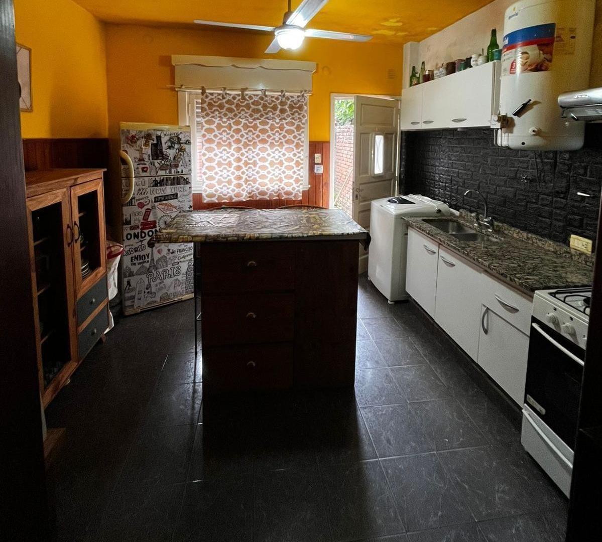 Foto de NUEVO VALOR! PH al frente a reciclar con patio, parrilla y cochera, imagen 4
