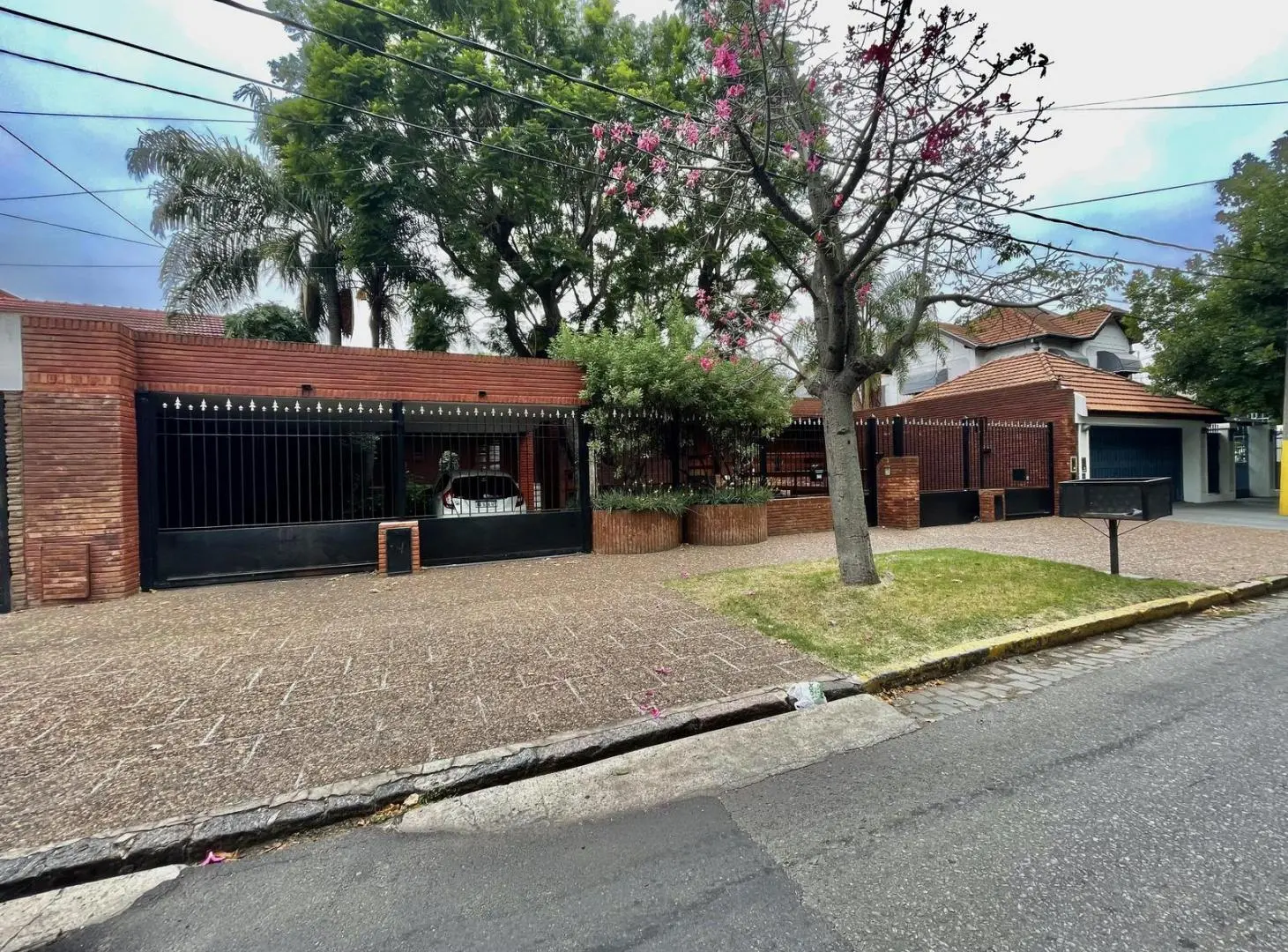 Casa 6 ambientes en Lomas este 2