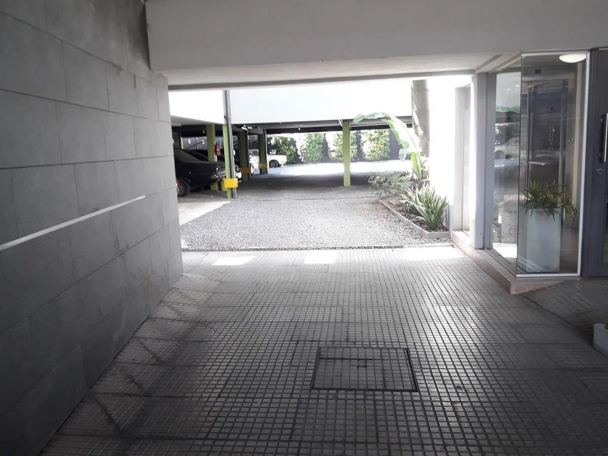Cochera semicubierta - Banfield Oeste Centro 4