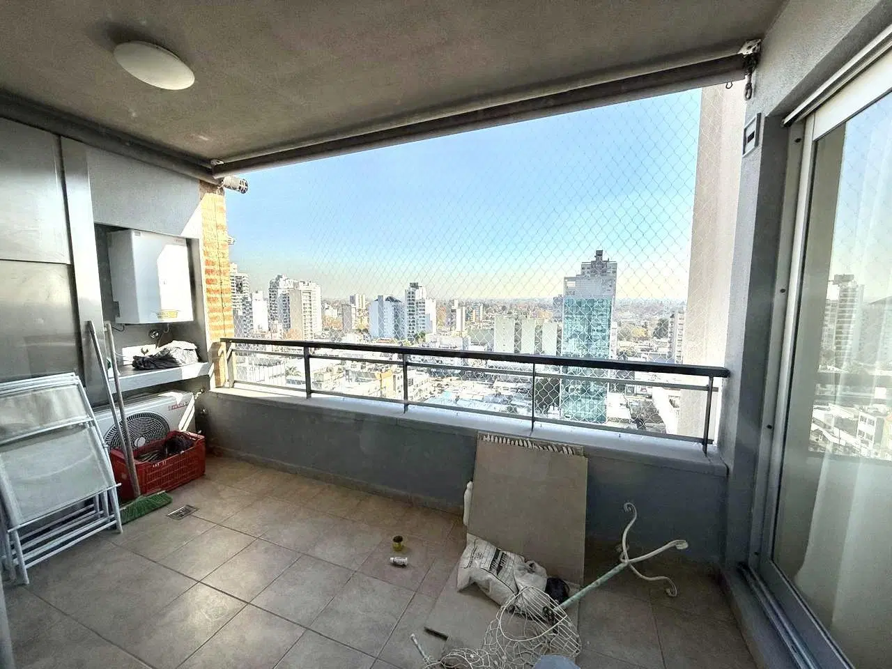 Departamento de 4 ambientes con cochera en edificio de categoría en el centro de Banfield Este 2