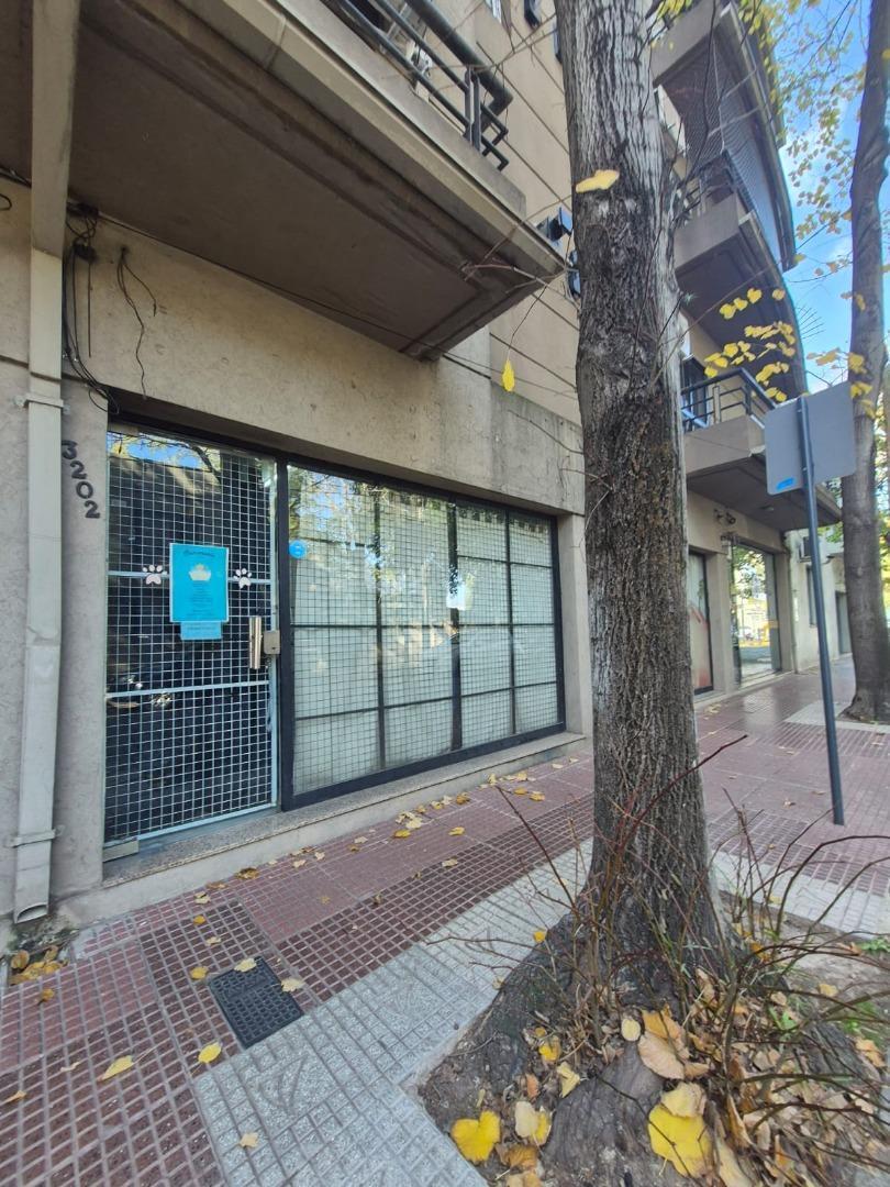 Local en venta, frente a estación de Victoria
