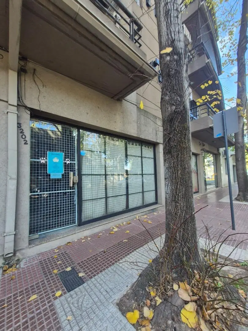 Local en venta, frente a estación de Victoria 2