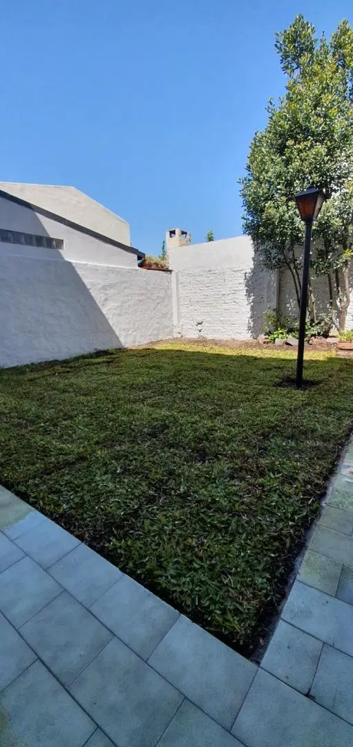 Hermosa casa de 4 ambientes con jardin y garage 1